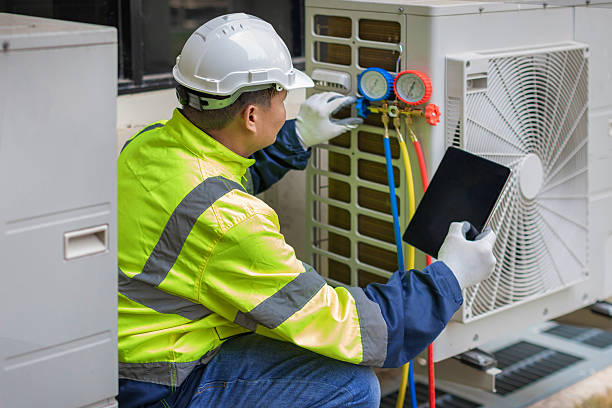 Professional Hvac technician working in Smithville, TX